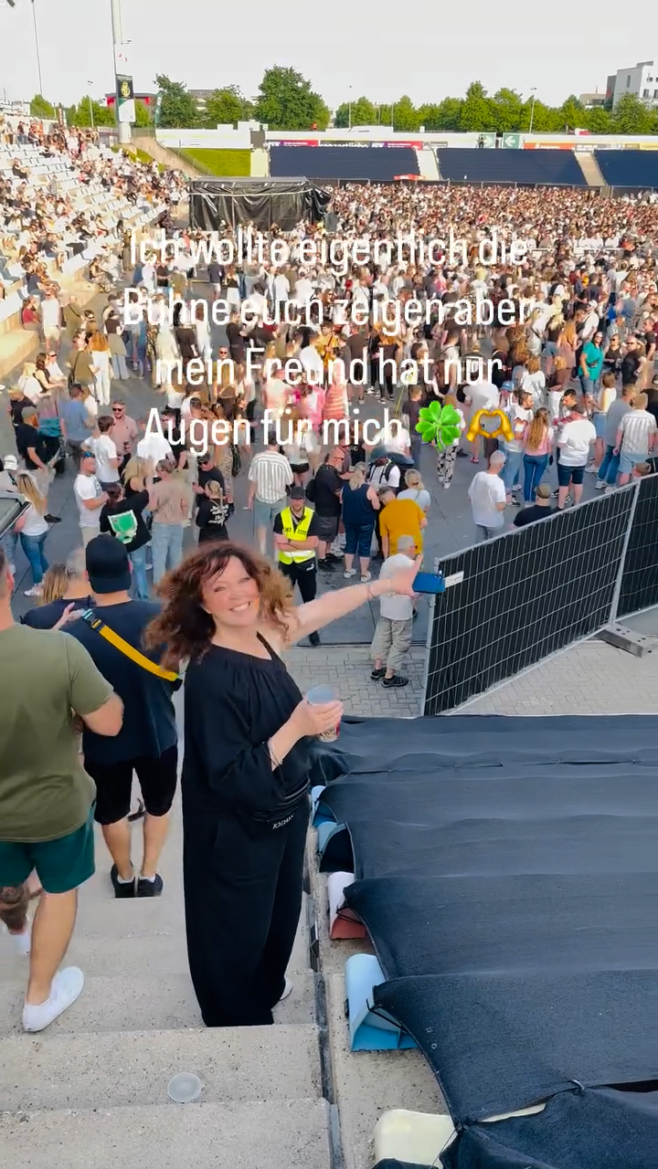 Stylischer Festival-Look mit Leinenhemd und Leinenhose in Blaugrau von 10Days und Penn & Ink N.Y.